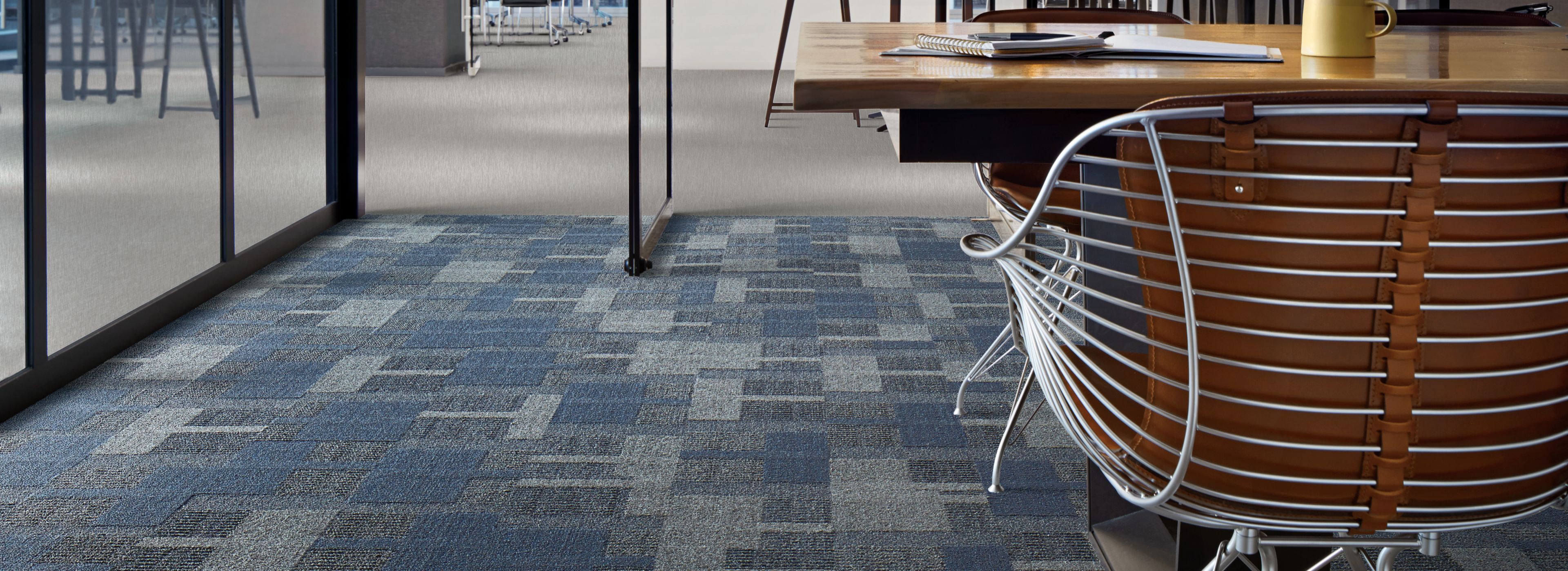 Interface Geisha Gather plank carpet tile and Brushed Lines LVT in meeting room numéro d’image 1
